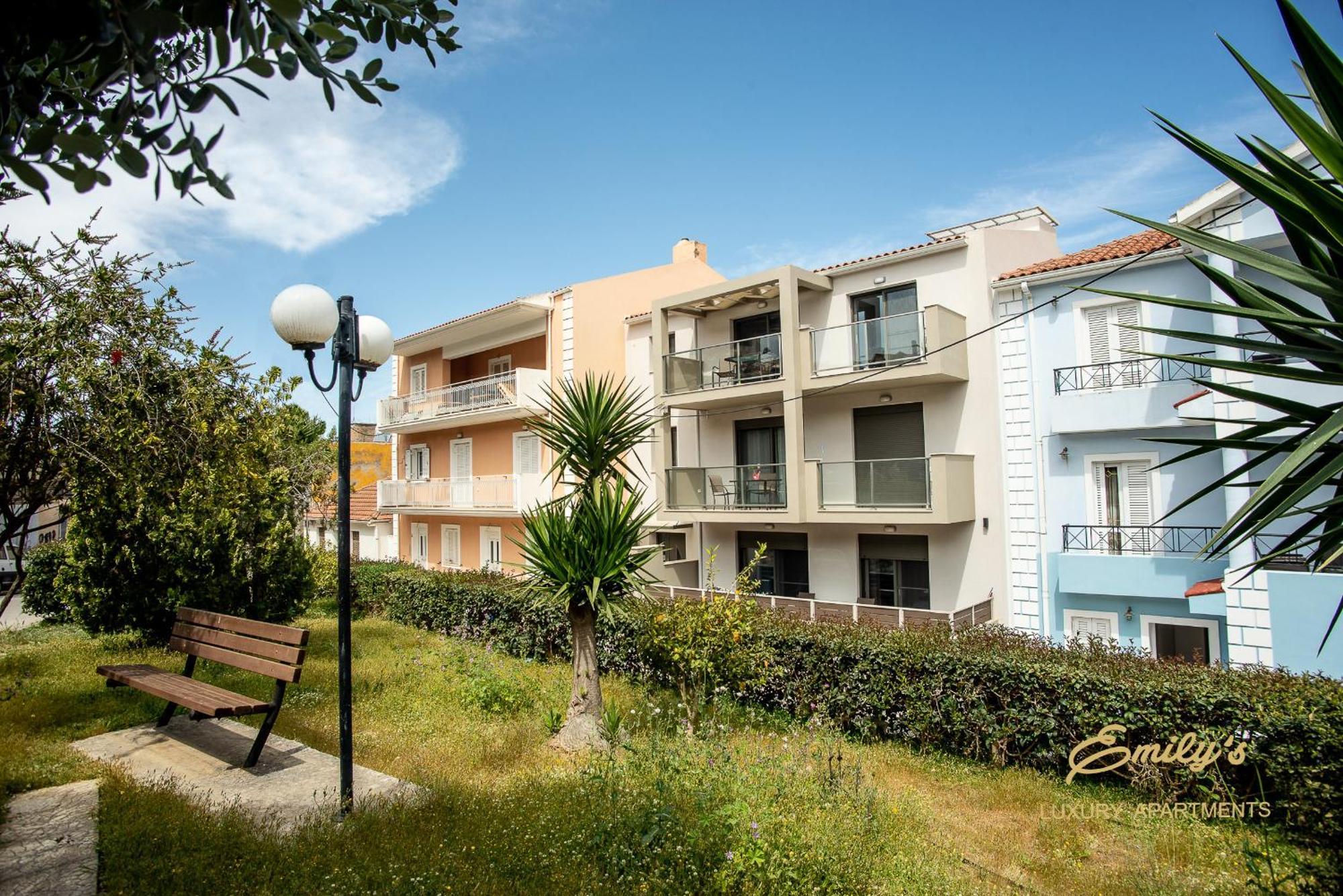 Emily'S Luxury Apartments Аргостолион Экстерьер фото