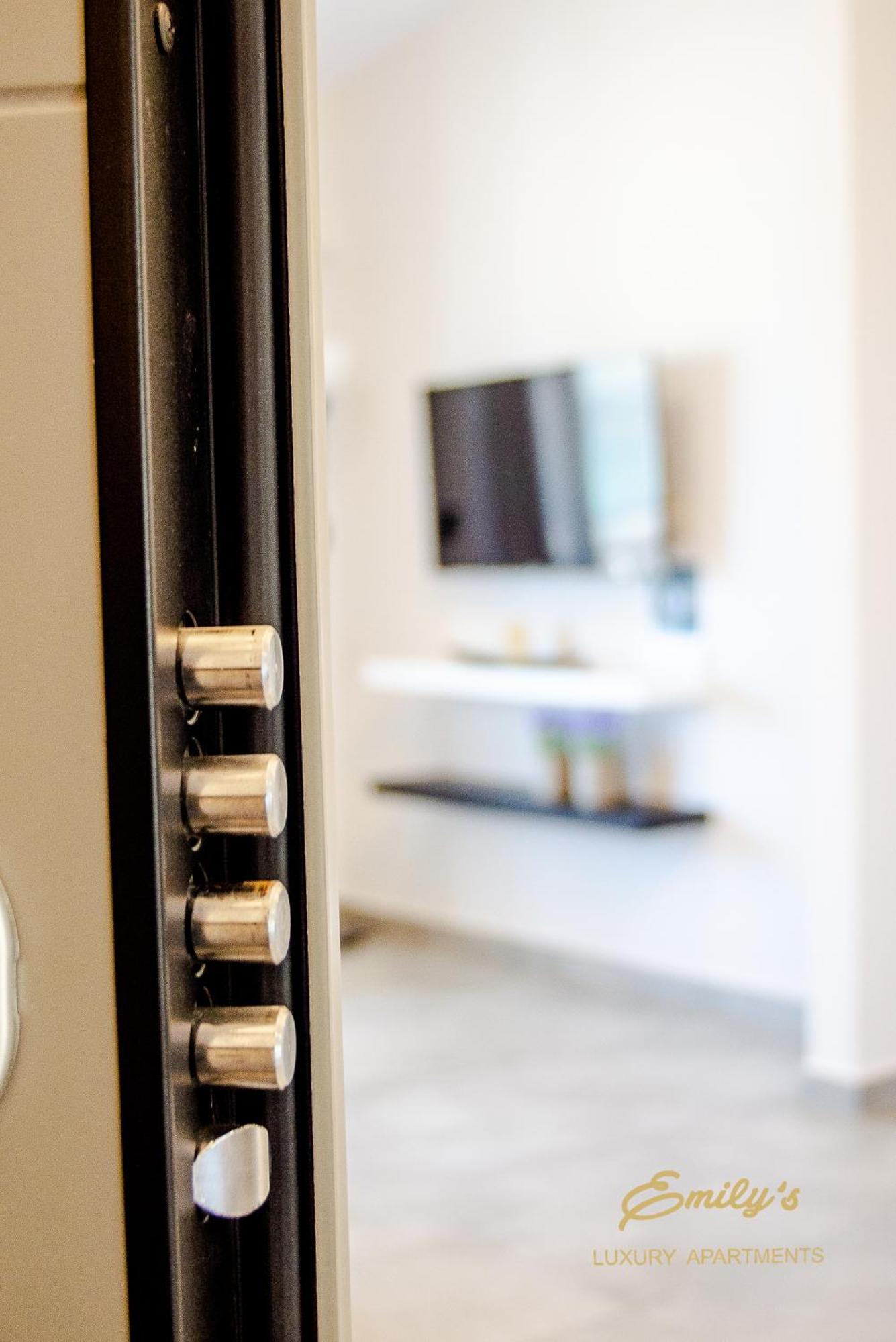 Emily'S Luxury Apartments Аргостолион Экстерьер фото