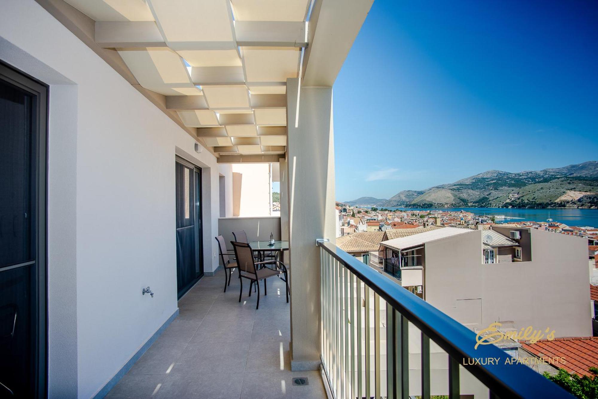 Emily'S Luxury Apartments Аргостолион Экстерьер фото