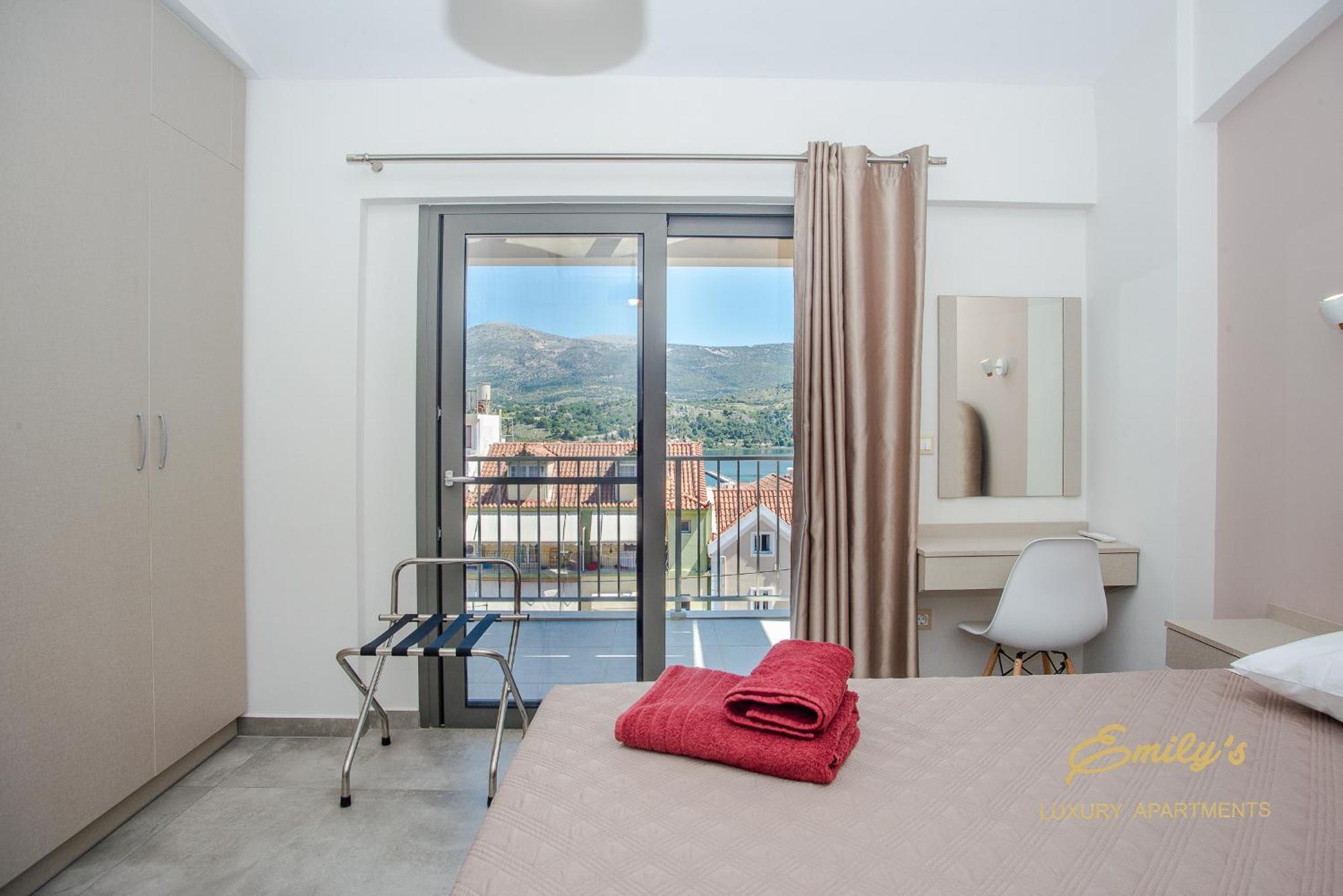 Emily'S Luxury Apartments Аргостолион Экстерьер фото