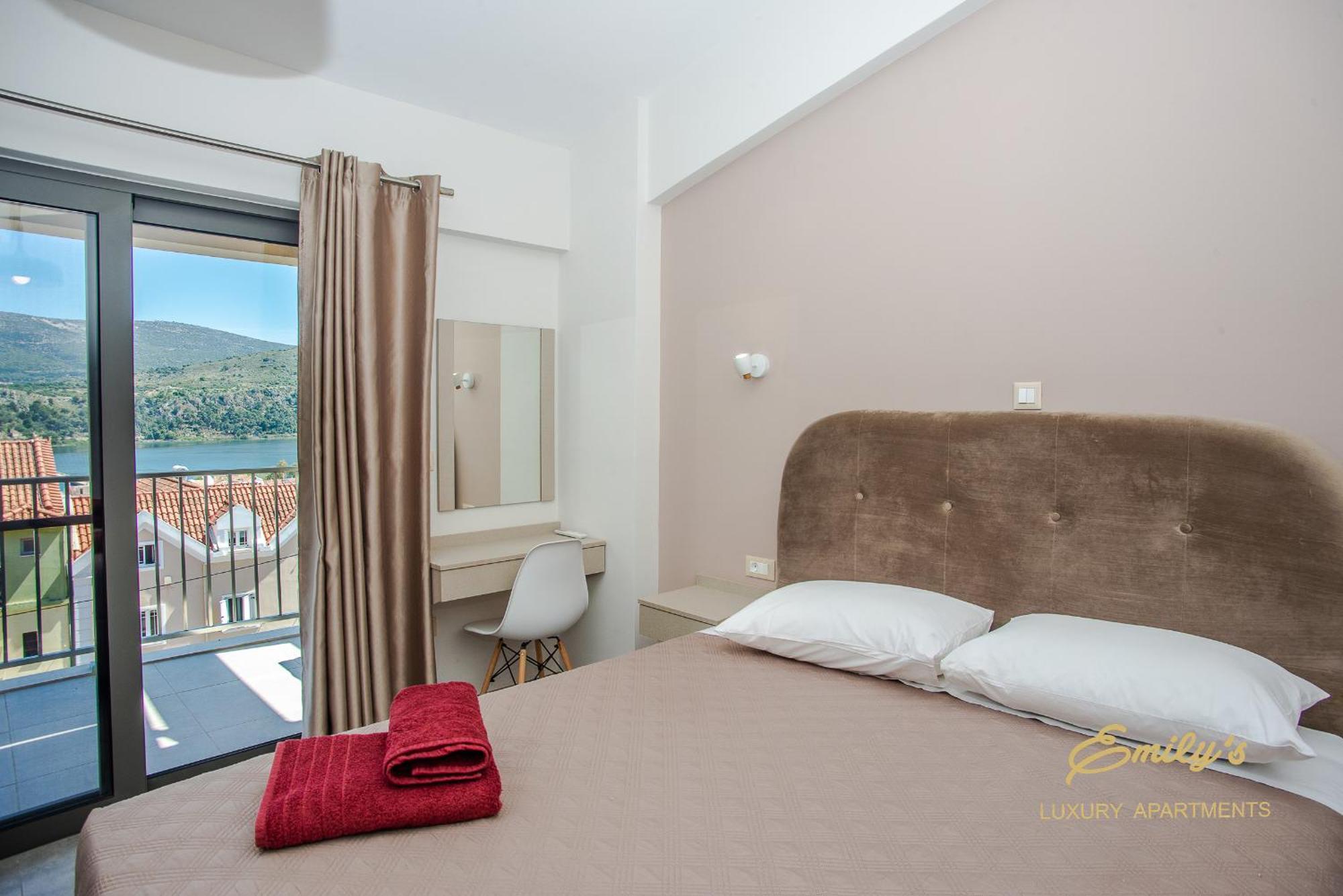 Emily'S Luxury Apartments Аргостолион Экстерьер фото