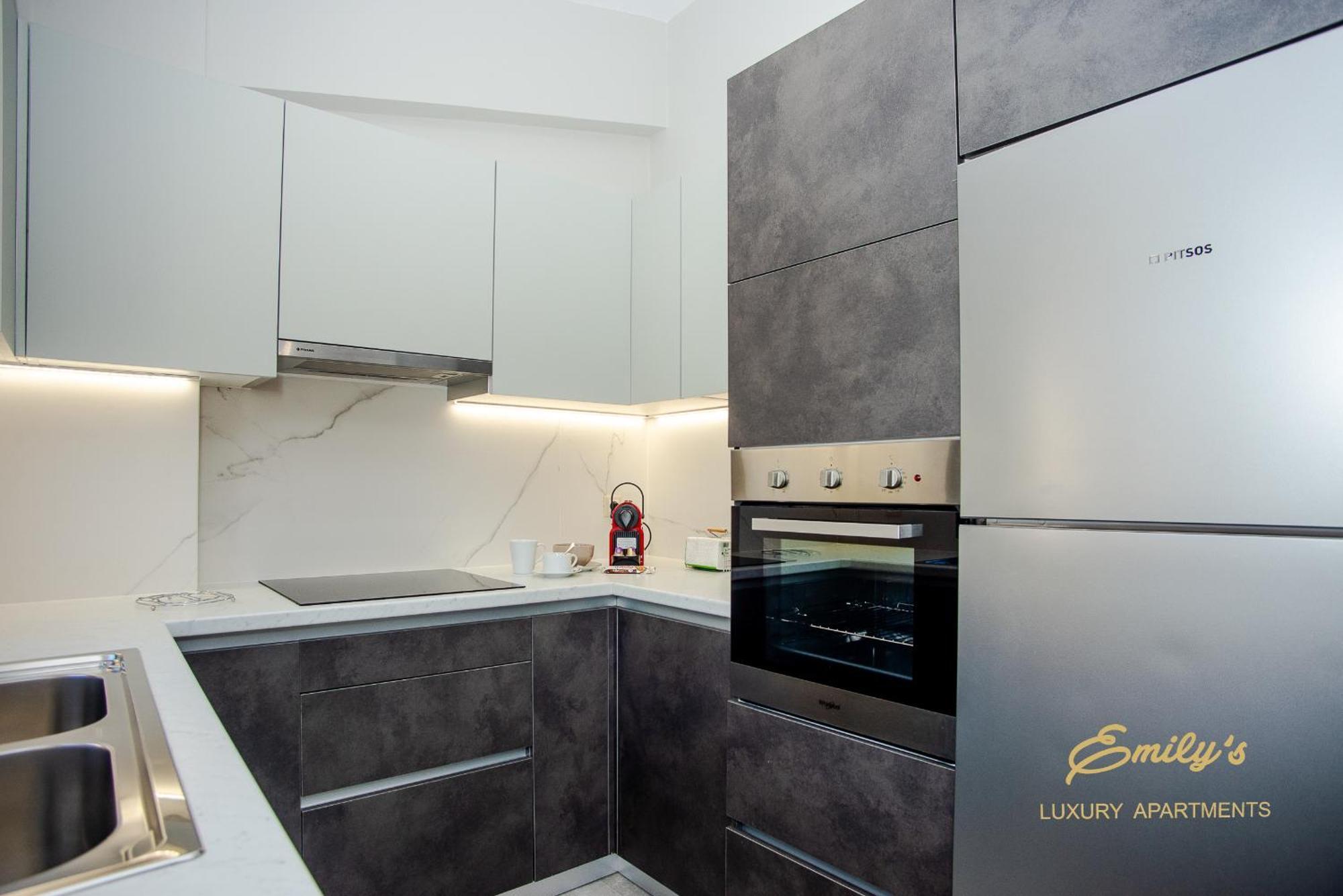 Emily'S Luxury Apartments Аргостолион Экстерьер фото