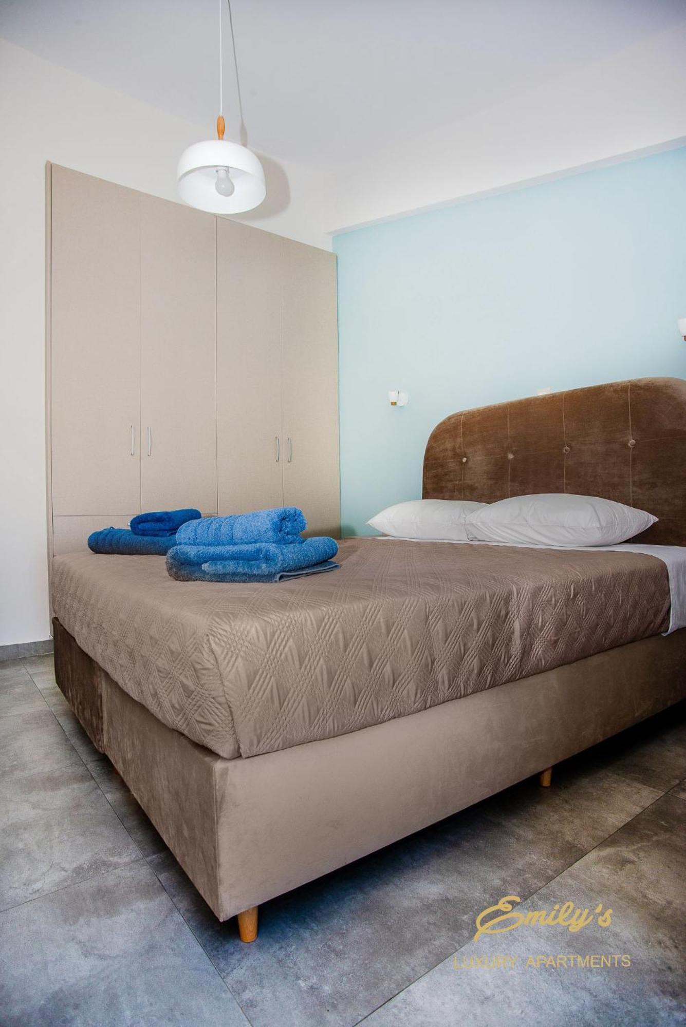 Emily'S Luxury Apartments Аргостолион Экстерьер фото