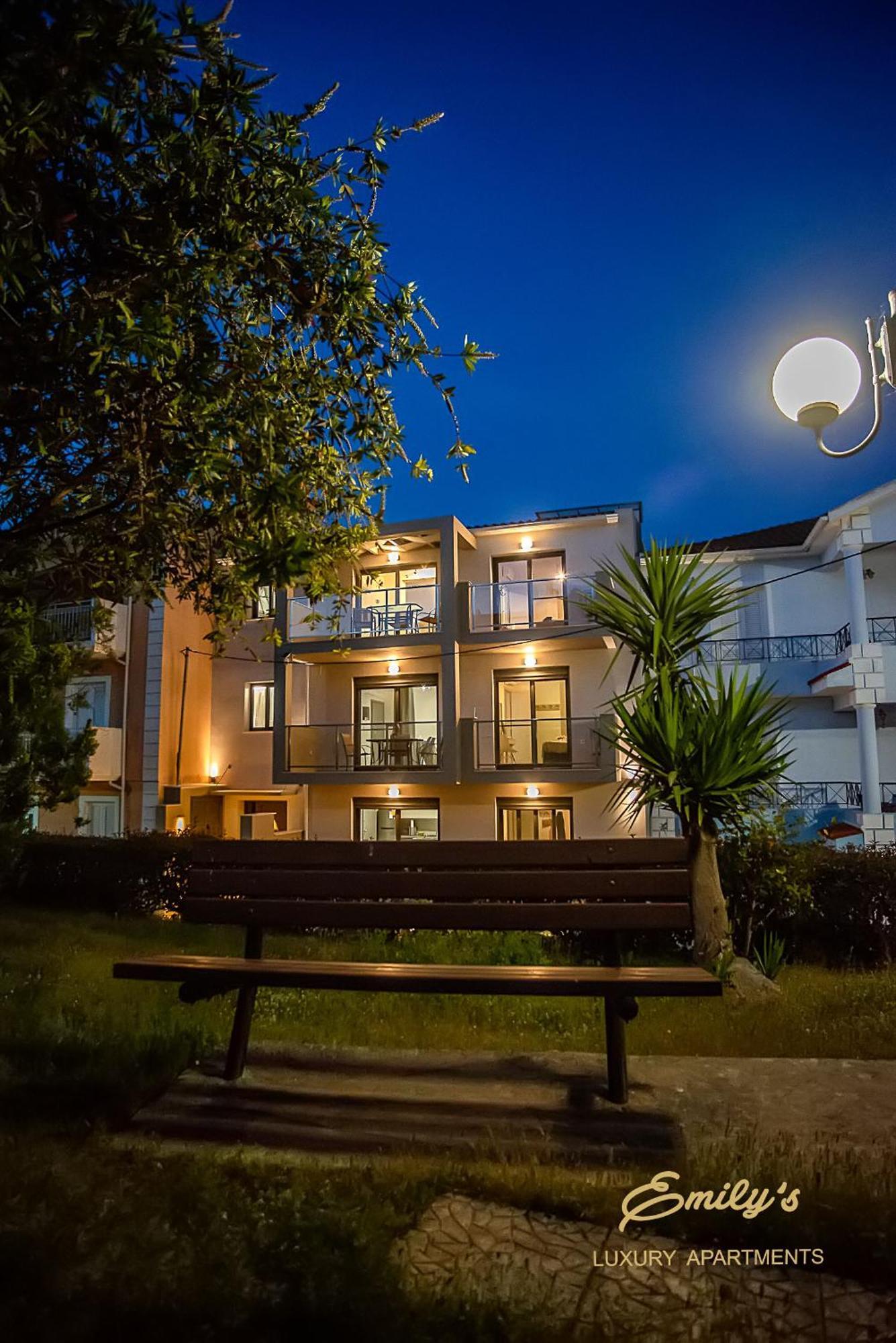 Emily'S Luxury Apartments Аргостолион Экстерьер фото