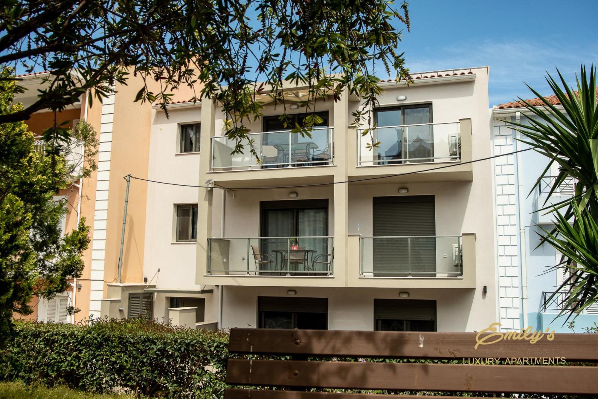 Emily'S Luxury Apartments Аргостолион Экстерьер фото