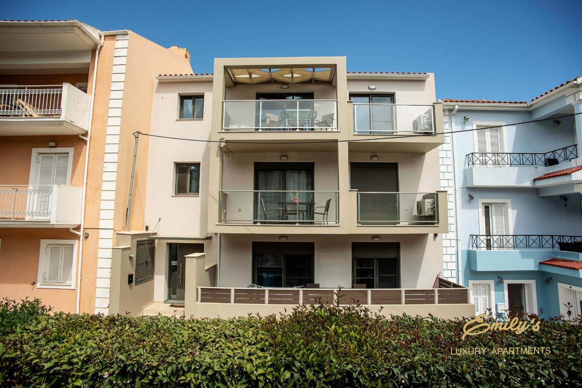 Emily'S Luxury Apartments Аргостолион Экстерьер фото
