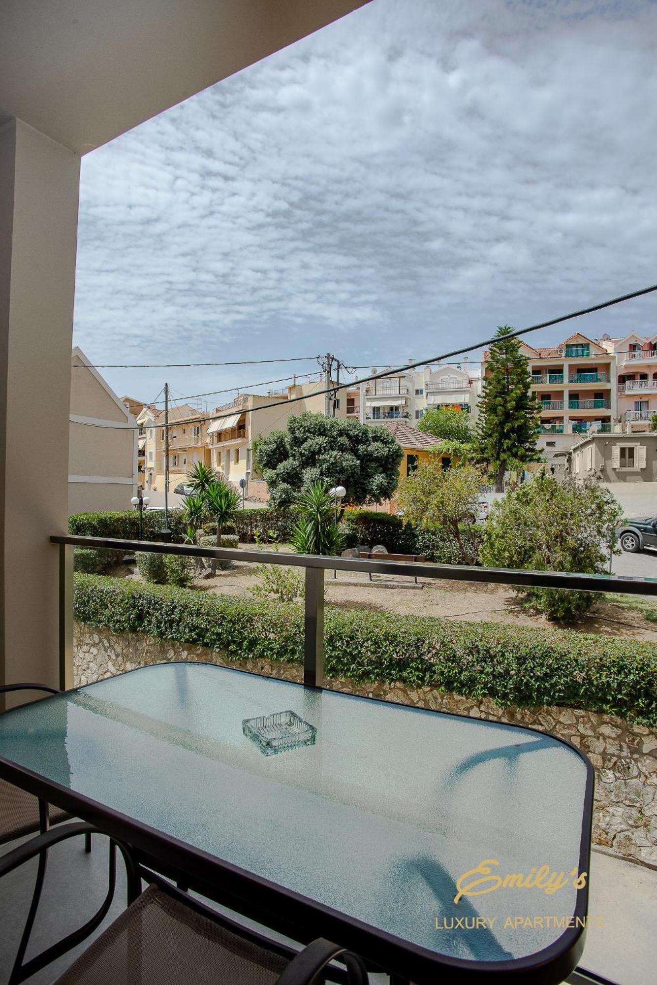 Emily'S Luxury Apartments Аргостолион Экстерьер фото