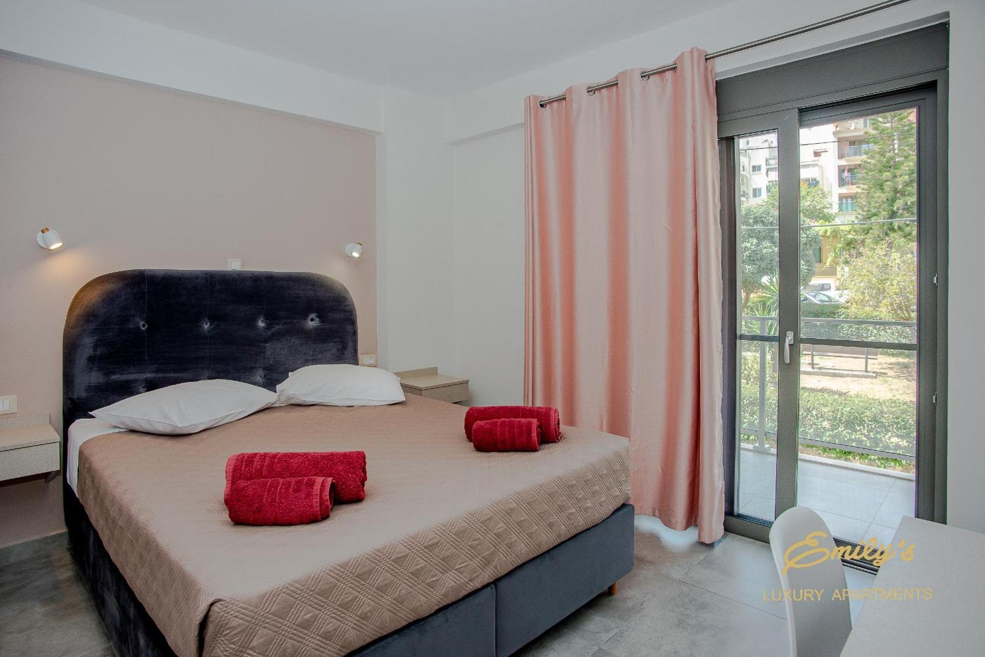 Emily'S Luxury Apartments Аргостолион Экстерьер фото