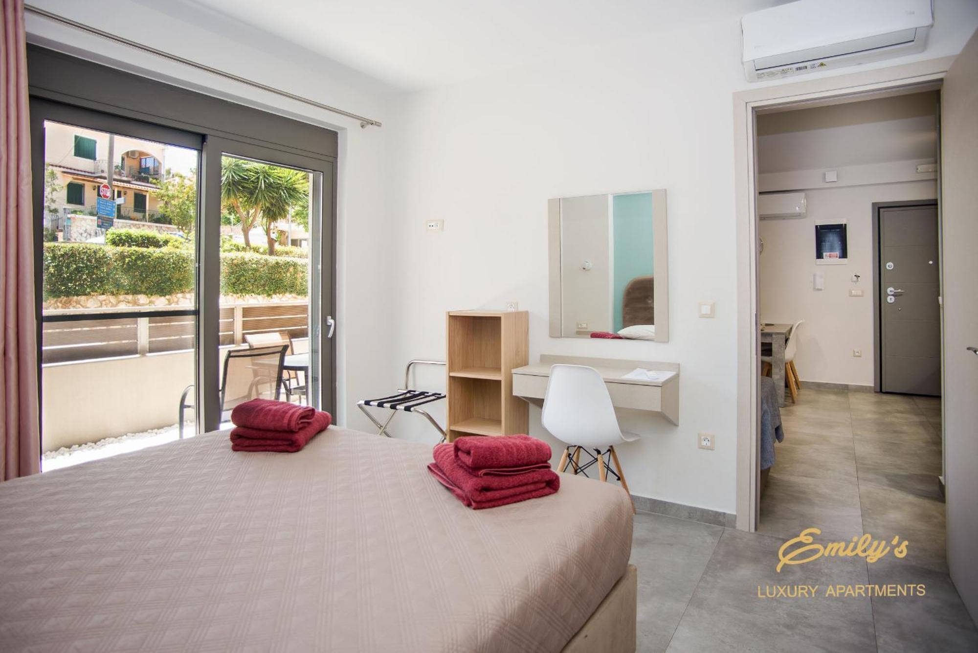 Emily'S Luxury Apartments Аргостолион Экстерьер фото