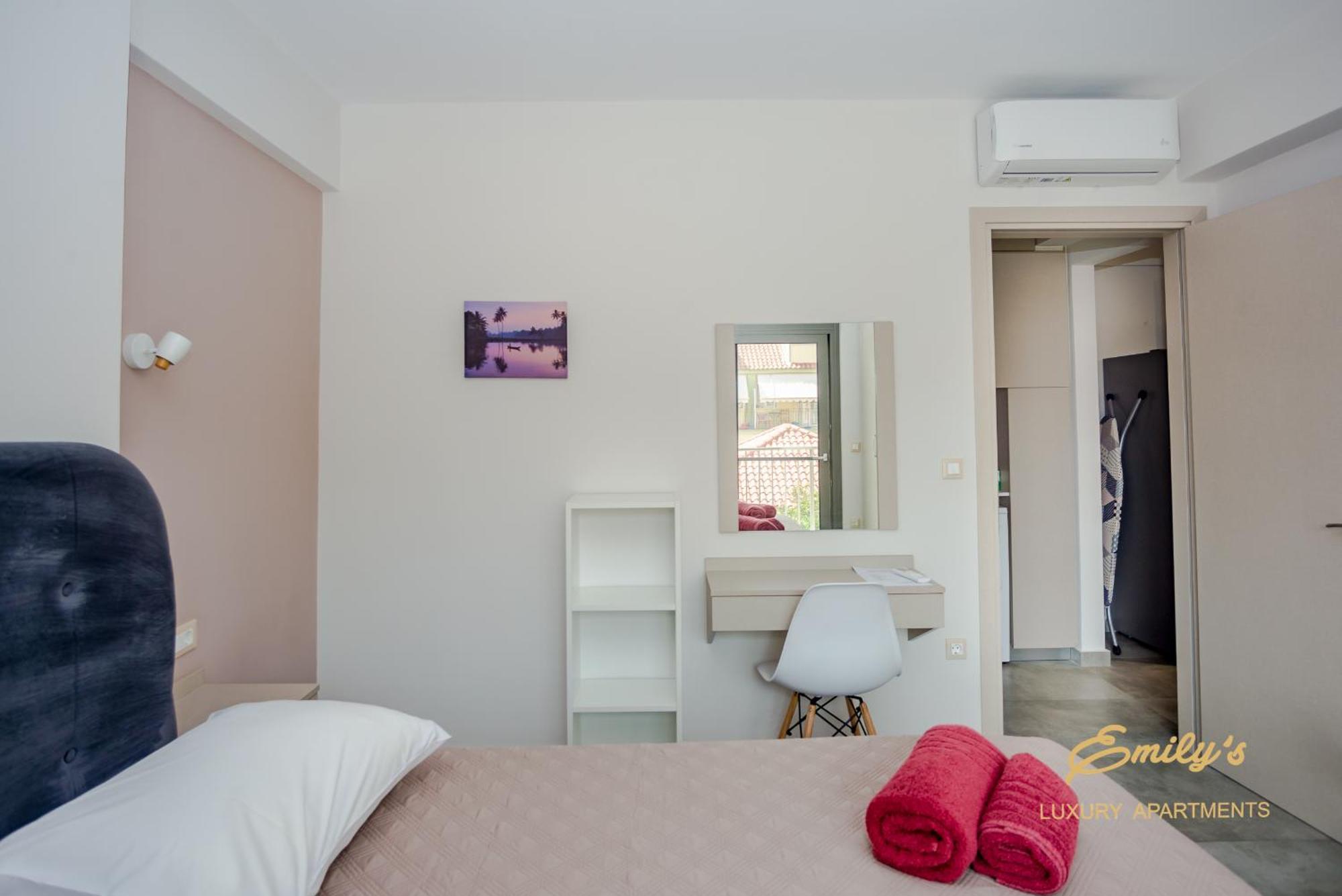 Emily'S Luxury Apartments Аргостолион Экстерьер фото