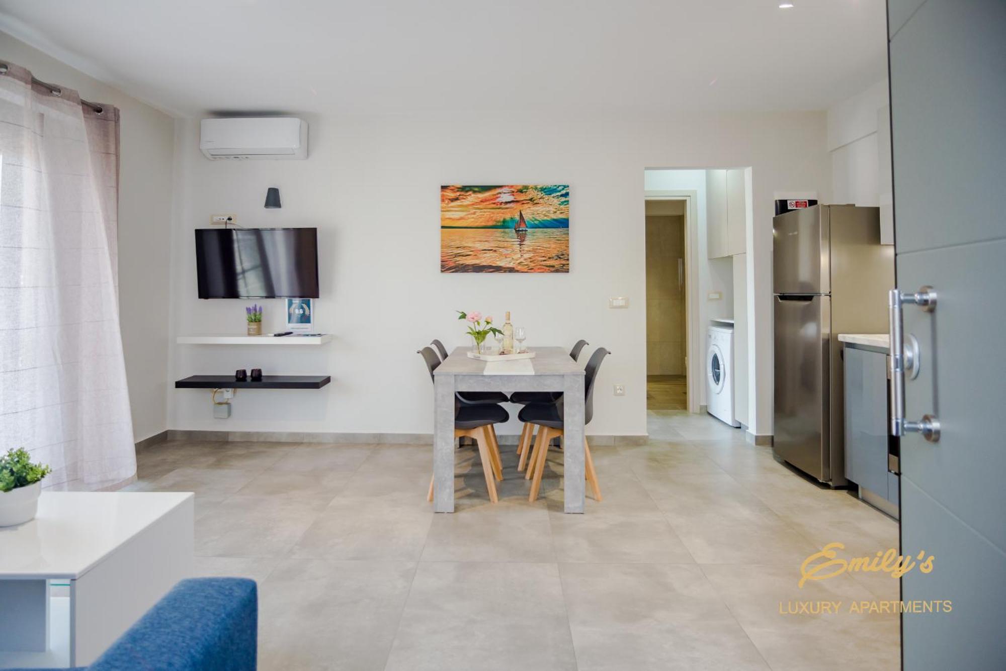 Emily'S Luxury Apartments Аргостолион Экстерьер фото