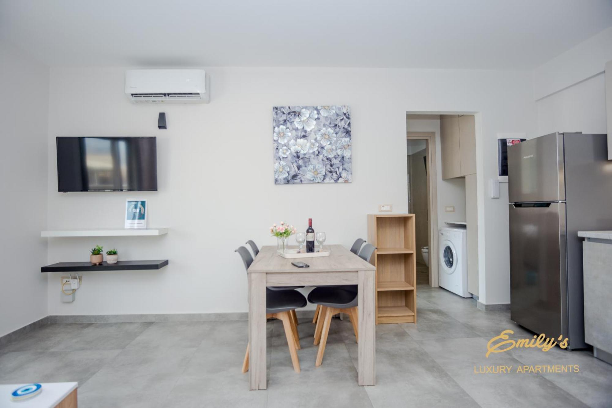 Emily'S Luxury Apartments Аргостолион Экстерьер фото