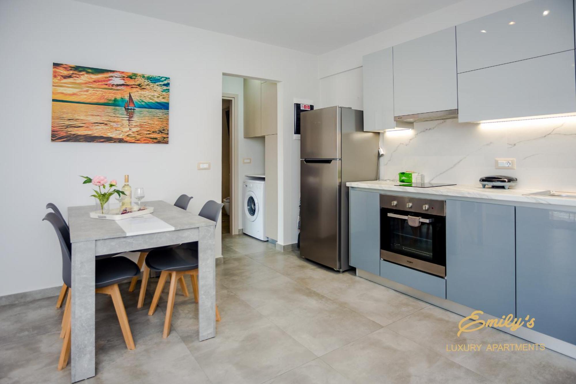 Emily'S Luxury Apartments Аргостолион Экстерьер фото