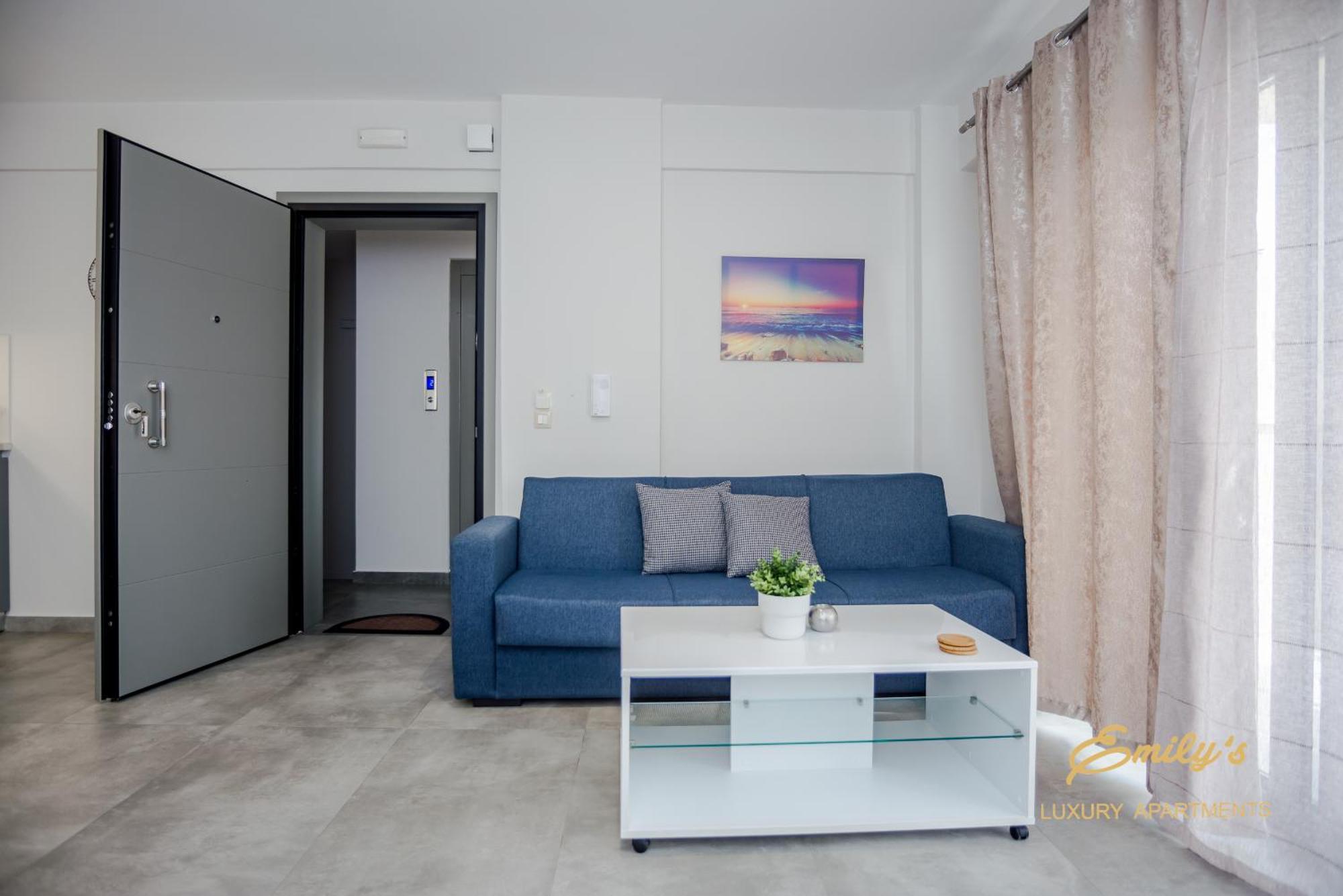 Emily'S Luxury Apartments Аргостолион Экстерьер фото