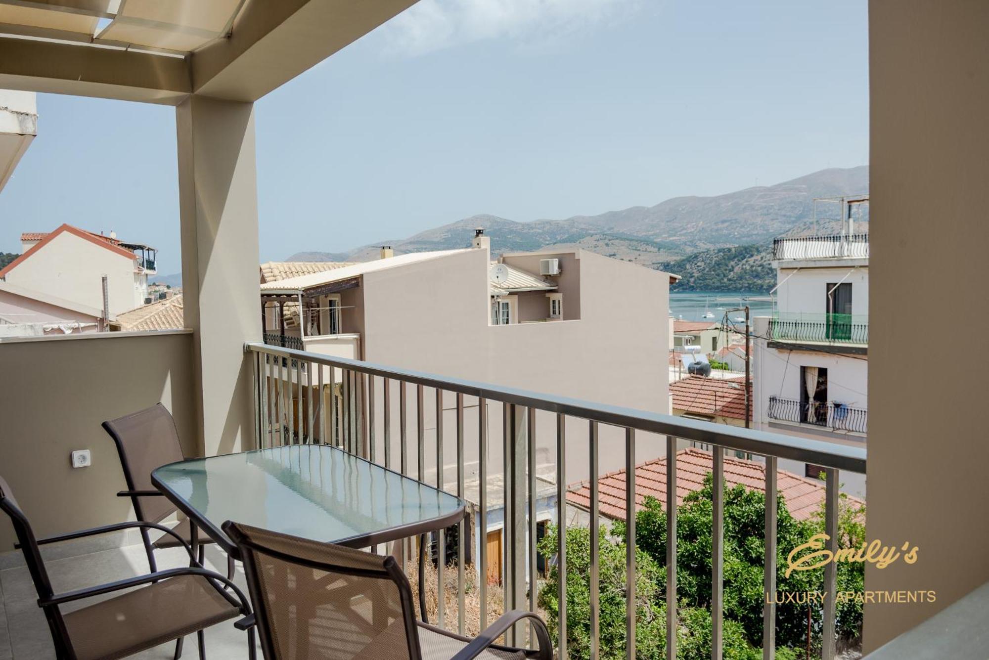 Emily'S Luxury Apartments Аргостолион Экстерьер фото