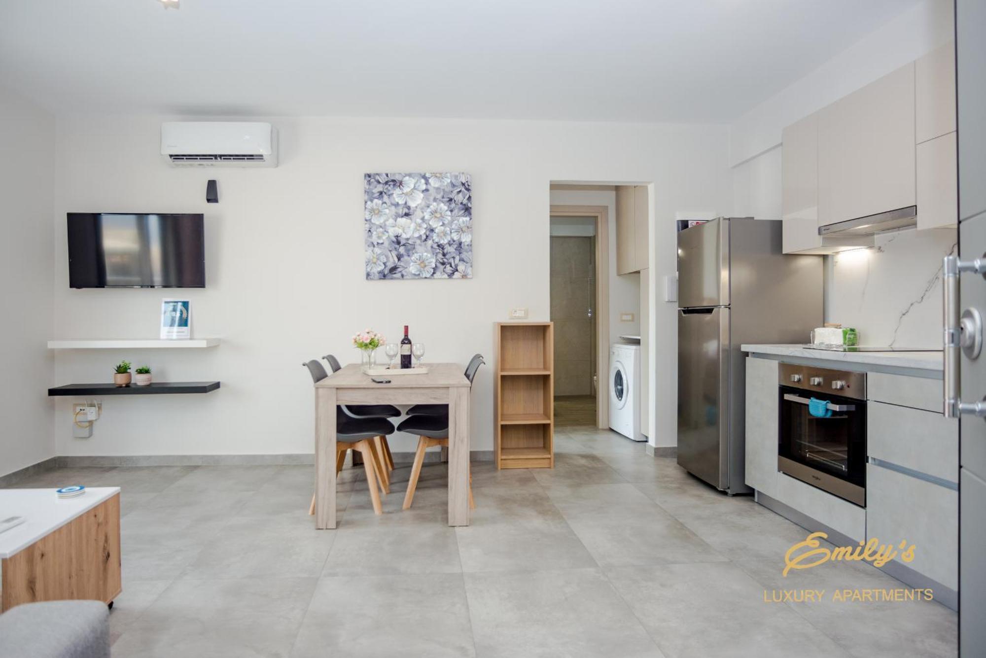 Emily'S Luxury Apartments Аргостолион Экстерьер фото