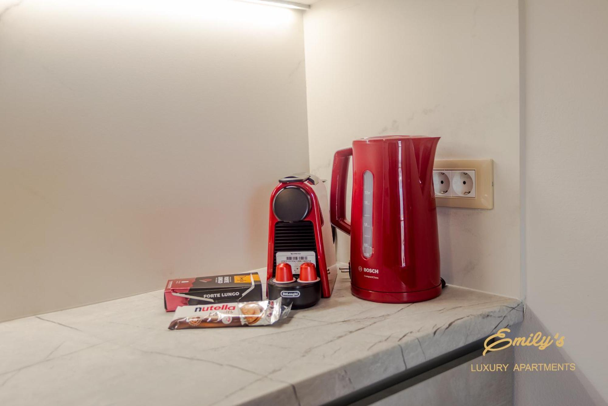Emily'S Luxury Apartments Аргостолион Экстерьер фото