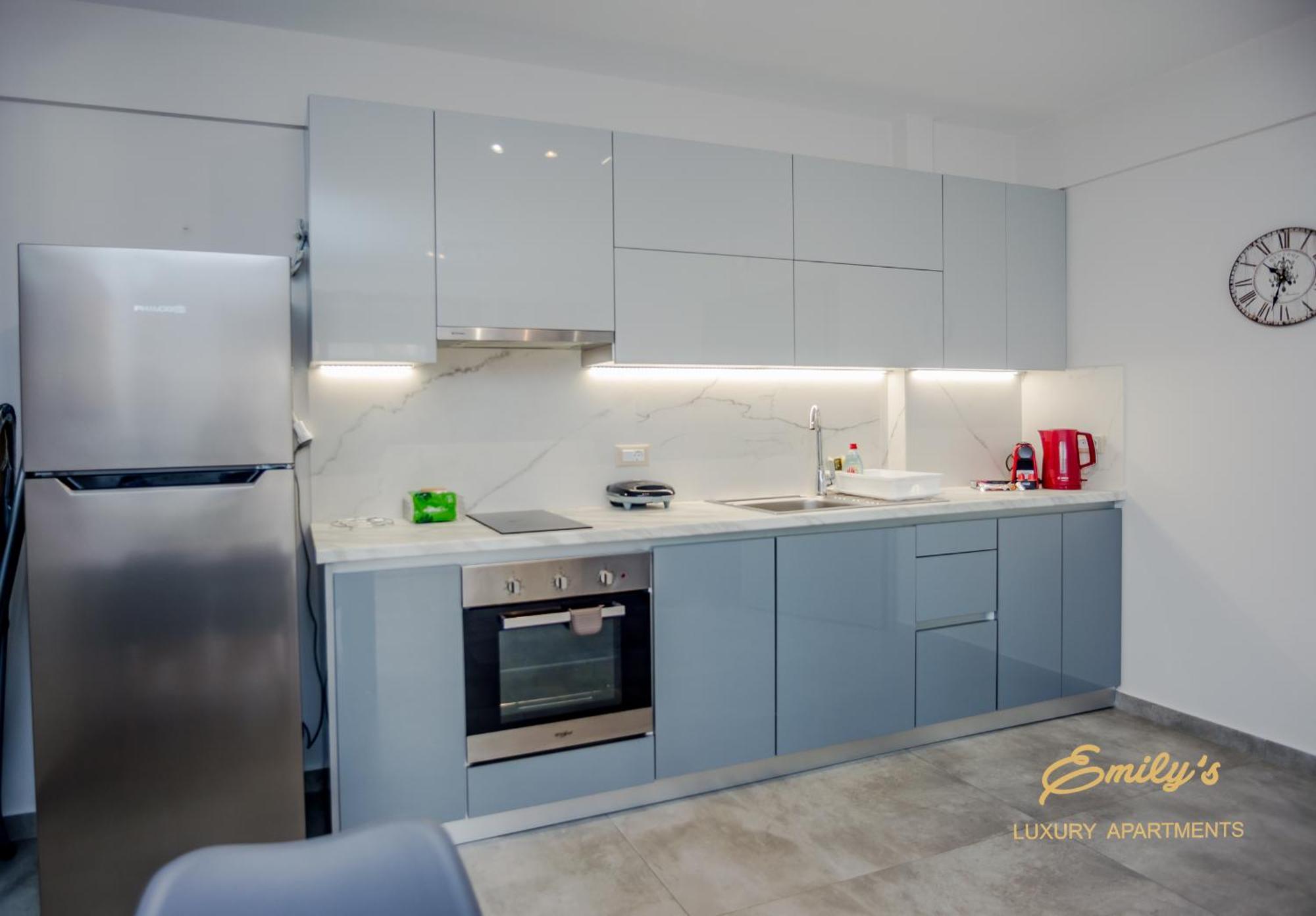 Emily'S Luxury Apartments Аргостолион Экстерьер фото