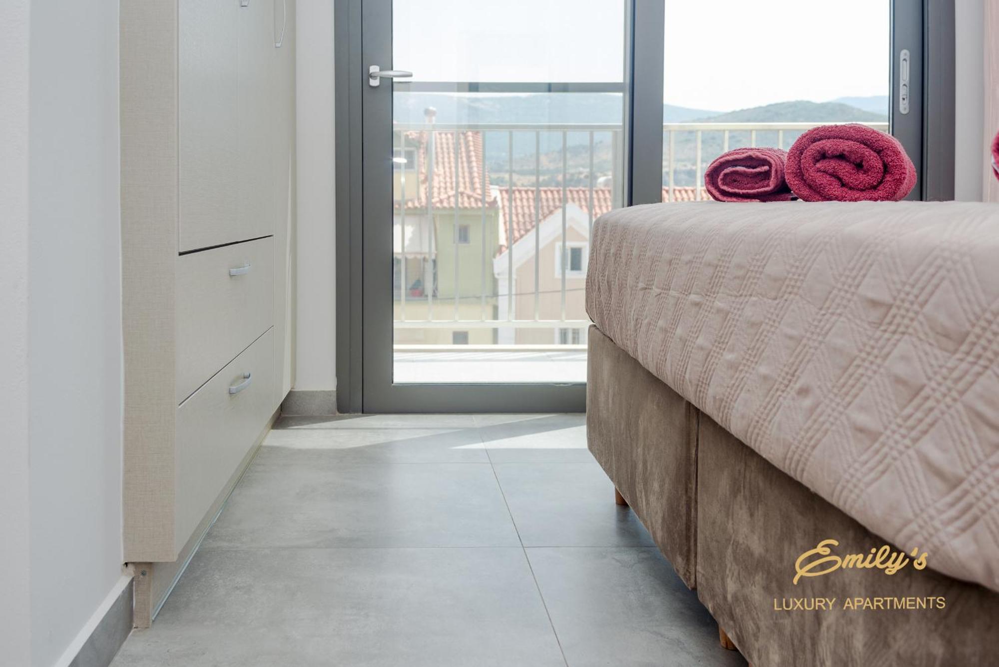 Emily'S Luxury Apartments Аргостолион Экстерьер фото